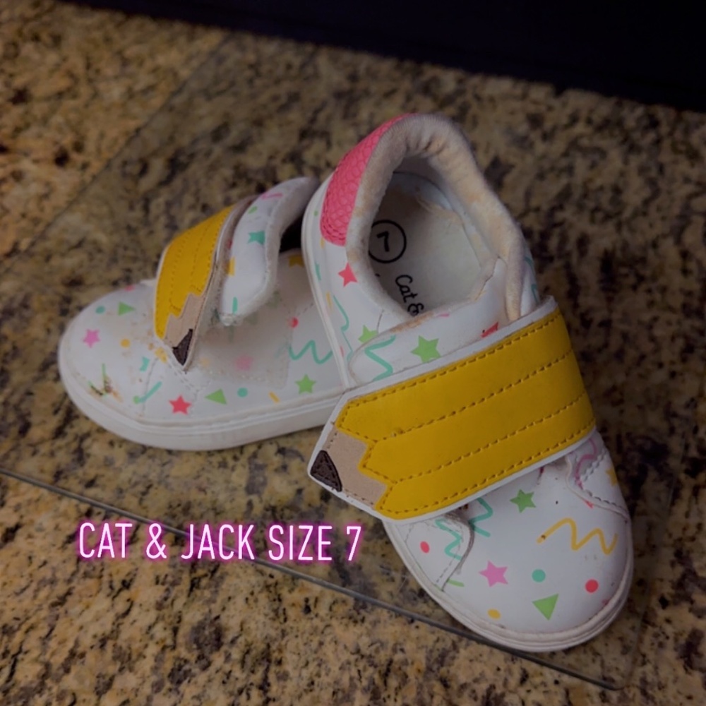 Girls CAT&JACK velcro school shoes!